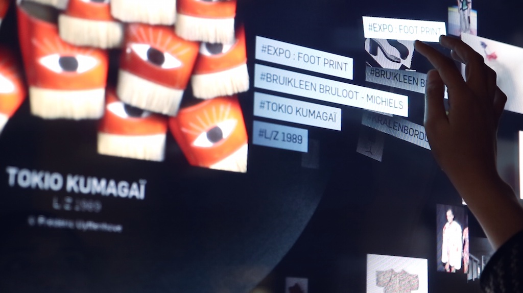 MOMU_explorer_touch2.jpg